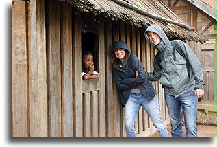 Ewa, Mateusz i dziewczynka Zafimaniry::Antoetra, Madagaskar::