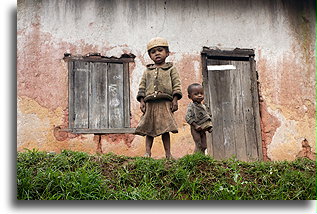 Dziewczynka z młodszym bratem::Antoetra, Madagaskar::