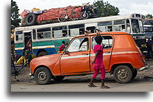 Czerwony Renault 4::Tuléar, Madagaskar::