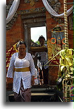 Wejście do wiejskiej świątyni::Bali, Indonezja::