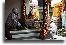 Wewnątrz wiejskiej świątyni::Bali, Indonezja::