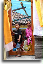 Mały chłopiec z mamą::Bali, Indonezja::