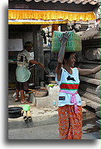 Kobieta z koszem na głowie::Bali, Indonezja::