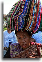 Kobieta niosąca sarongi na głowie::Bali, Indonezja::