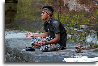Modlitwa młodego mężczyzny::Bali, Indonezja::