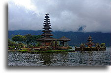 Jedanastowarstwowa wieża kaplicy::Bali, Indonezja::
