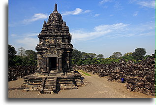 Jedna z 248 mniejszych świątyń::Buddyjska świątynia Sewu, Jawa Indonezja::