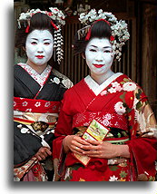 Dwie Maiko::Dzielnica Gion w Kioto, Japonia::