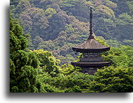Trzypiętrowa pagoda::Swiatynia Kiyomizu-dera w Kioto, Japonia::