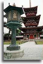 Pagoda zachodnia #1::Świątynia Yakushi-ji, Nara, Japonia::