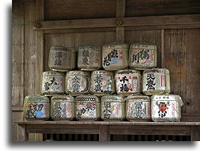Beczki sake::Świątynia Futara-san Jinja, Nikko, Japonia::