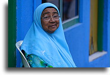 Starsza pani ubrana w Hijab::Malé, Malediwy::