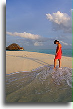 Kobieta i dom na palach #2::Wyspa Rangali, Malediwy::