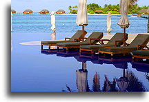 Foteliki nad basenem::Wyspa Rangalifinolhu, Malediwy::
