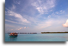 Mała łódka pomiędzy wyspami::Wyspa Rangalifinolhu, Malediwy::