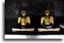 Dwa posągi Buddy::Dambulla, Sri Lanka::