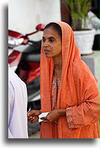 Kobieta w pomarańczowym stroju::Galle, Sri Lanka::