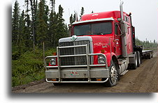 Czerwona ciężarówka utknęła na dobre::Labrador Highway, Labrador, Kanada::