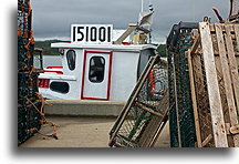 Półapki na homara i kuter rybacki::Cape Breton, Nowa Szkocja, Kanada::