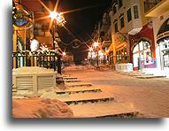 Rue Des Remparts nocą::Mont Tremblant, Quebec, Kanada::