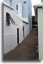 Wąska brukowana ulica::Miasto St. George, Bermudy::