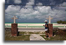 Dwa krzyże przy plaży::Wyspa Cat, Bahamy::