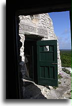 Wejście do kaplicy::Hermitage (pustelnia), wyspa Cat, Bahamy::