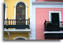 Pół różowy budynek kolonialny::San Juan, Puerto Rico::