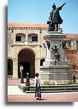 Pomnik Kolumba przed wejściem do katedry::Santo Domingo, Dominkana, Karaiby::