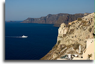 Kościół na klifie::Oia, Santorini, Grecja::