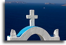 Biały krzyż na kalderą::Oia, Santorini, Grecja::