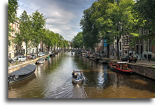 Łódka w kanale::Amsterdam, Holandia::