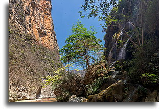 Głęboko w kanionie::Cascada El Aguacero, Meksyk::