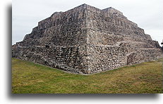 Piramida w kompleksie B::Canada de la Virgen, Guanajuato, Meksyk::