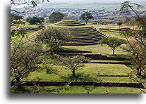 Okrągła piramida::Guachimontones, Jalisco, Meksyk::