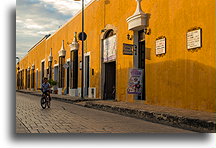 Żółta ulica::Izamal, Jukatan, Meksyk::