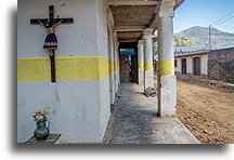 Kapliczka przy domu #1::Angahuan, Michoacán, Meksyk::