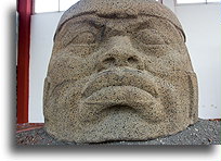 Olbrzymia głowa z wielkimi ustami::Santiago Tuxtla, Veracruz, Meksyk::