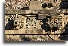 Głowy bogów Quetzalcoatl i Tlaloc::Świątynia Pierzastego Węża, Teotihuacan, Meksyk::