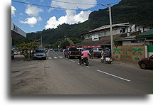 Główna ulica w Vaitape::Bora Bora, Polinezja Francuska::