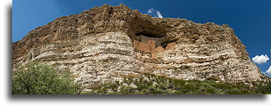 Skała zamku Montezuma::Montezuma Castle, Arizona, USA::