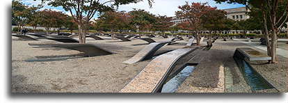 184 ławki::Pentagon Memorial, Waszyngton, Stany Zjednoczone<br /> październik 2018::