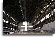 Wewnątrz hangaru numer jeden::Lakehurst, New Jersey, Stany Zjednoczone::
