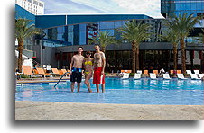 Próbując odpocząć przy basenie::Las Vegas, Nevada, USA::