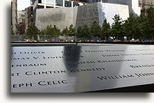 Nazwiska wypisane w brązie::Miejsce pamięci 11 września 2001 roku, Nowy Jork, USA<br /> sierpień 2013::