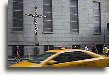 Błyszczący metalowy krzyż::Kościół Św. Piotra, Nowy Jork, USA<br /> sierpień 2011::
