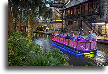 Oświetlona łódka #1::San Antonio, Texas, USA::
