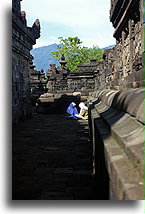 Dwie uczennice::Buddyjska świątynia Borobudur, Jawa Indonezja::