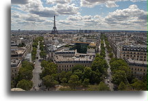 Wieża Eiffla dominuje nad miastem::Paryż, Francja::