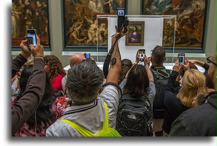 Podziwianie Mona Lisy nad głowami ludzi::Luwr, Paryż, Francja::